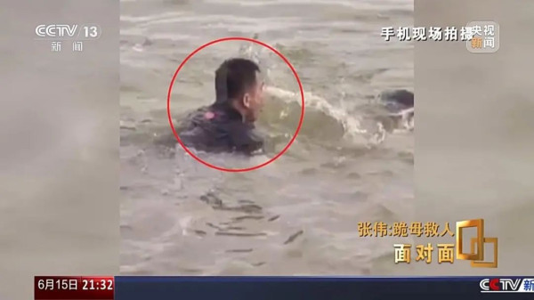 他第5次下水救人前，给母亲重重磕了一个头！