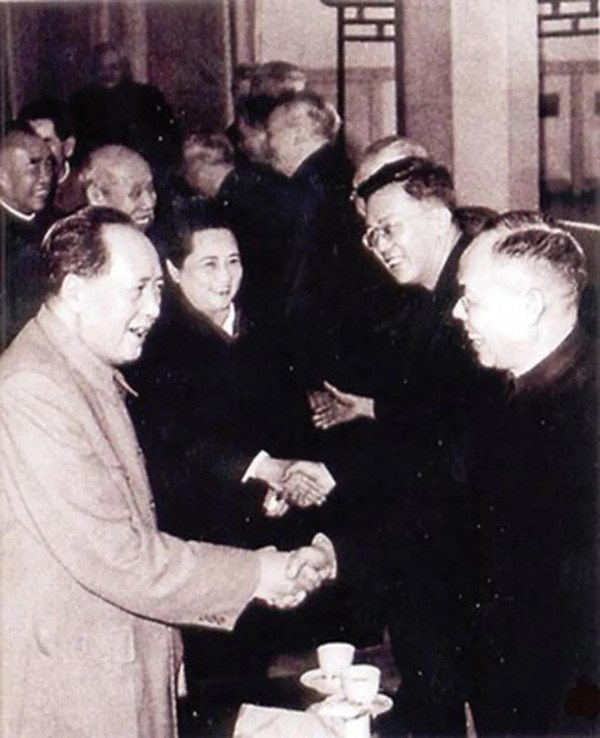 三位党外科学家与毛主席“西湖夜谈”不禁感慨：只有在共产党的领导下，中国才有条件走科教救国的道路