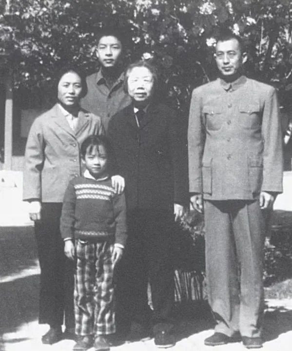 忆周恩来邓颖超与各界人士的几段交往