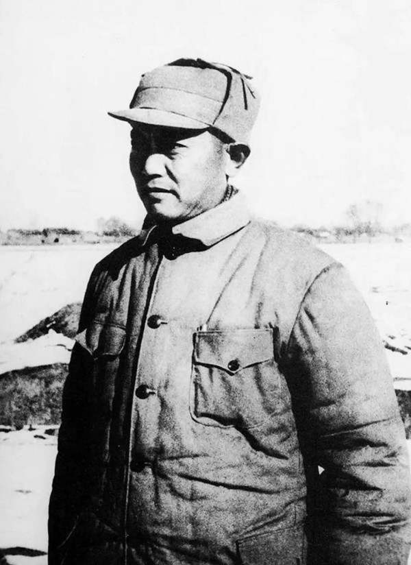 李先念与报刊宣传，强调领导干部要读报，善于见微知著