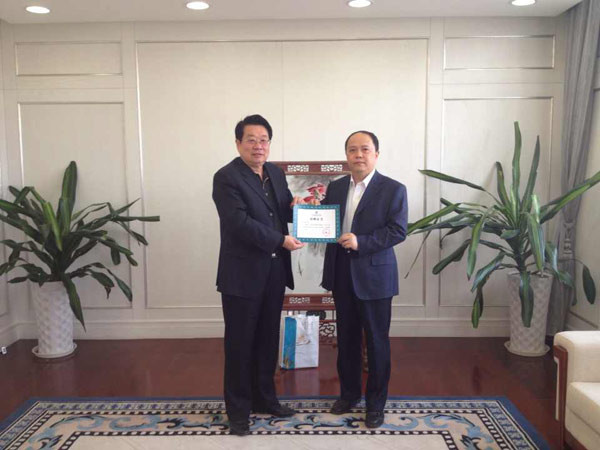 孙大虹向中国国家图书馆捐赠《毛主席是我们家里人》画册及书籍