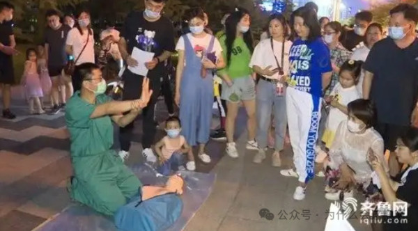 那位“摆摊救人”的英雄医生永远地走了