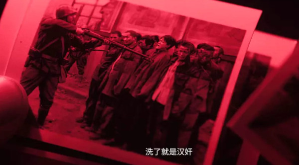 日军式伪善：给狗喂饭团，给人吃子弹