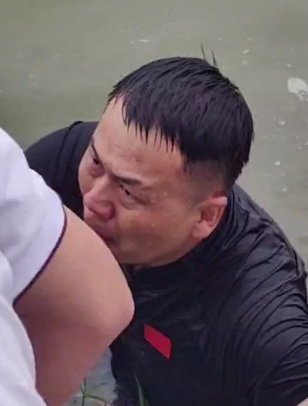 他第5次下水救人前，给母亲重重磕了一个头！