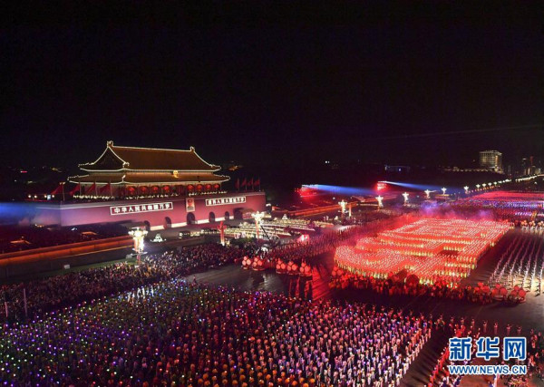 习近平等党和国家领导人同各界群众欢度国庆夜