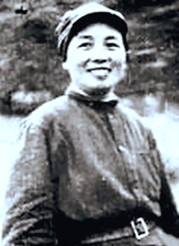 走在红军长征路上的孕妇们