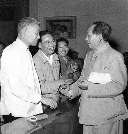 《论持久战》使毛主席赢得了全党发自内心的佩服，最终成为无可替代的领袖