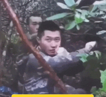 两名解放军战士，宁死不当俘虏！