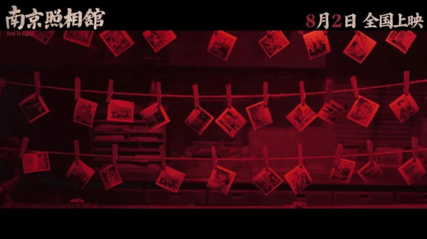 日军式伪善：给狗喂饭团，给人吃子弹