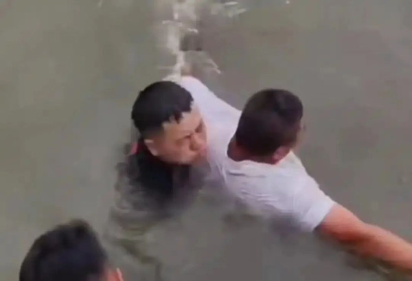 他第5次下水救人前，给母亲重重磕了一个头！