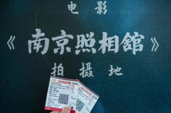 日军式伪善：给狗喂饭团，给人吃子弹