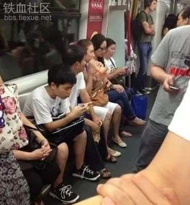 香港网红推轮椅嘲讽大陆游客：时代变了，殖人却没变