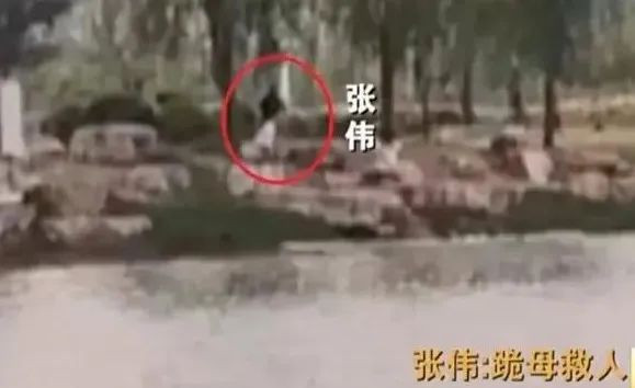 他第5次下水救人前，给母亲重重磕了一个头！