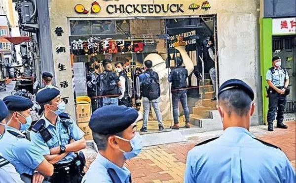 “港独”老板周小龙，移民英国当了垃圾工，患了抑郁症