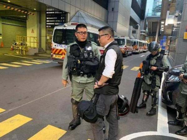 香港警方发出实弹警告！新警务处长将上任