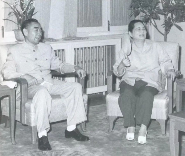 忆周恩来邓颖超与各界人士的几段交往