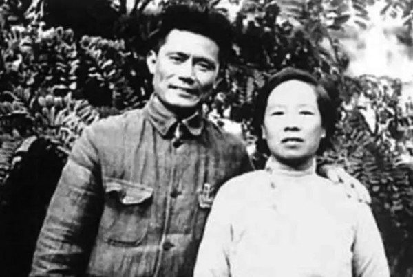 走在红军长征路上的孕妇们