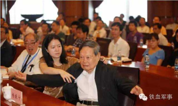 清华学子：“把杨振宁驱逐出境！”