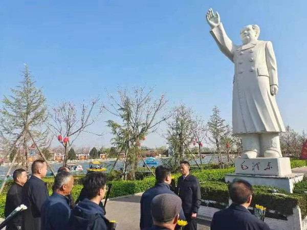 河北三个集体经济村清明时节祭奠伟人毛泽东