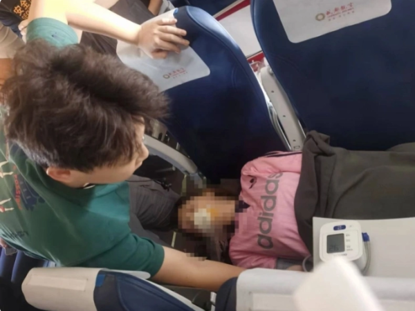 医学生救人被质疑无证？生命面前少一点“唯证论”