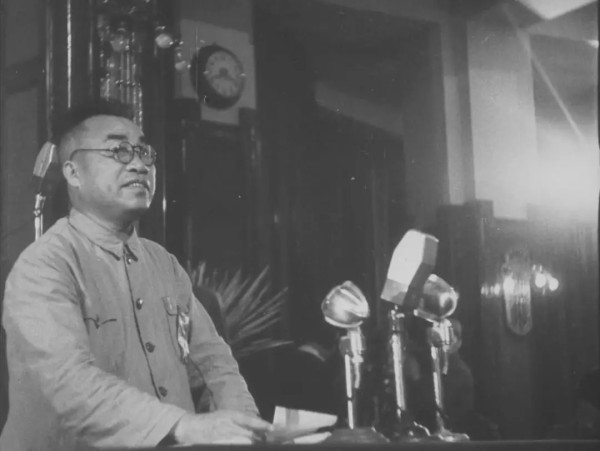 1949年毛主席在新政协筹备会上