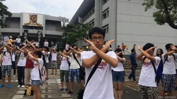 挑衅军旗！香港中文大学疯狂抵制解放军