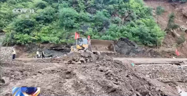 危急时刻！北京大哥用铲车救出80余人