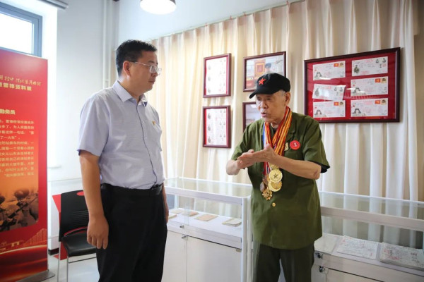 雷锋讲堂 | 弘扬雷锋精神，终身为人民服务