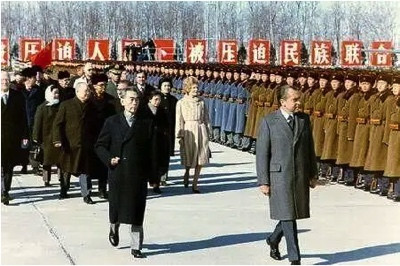 江涌：毛主席为何说，对付帝国主义要坚持“两条腿走路”？