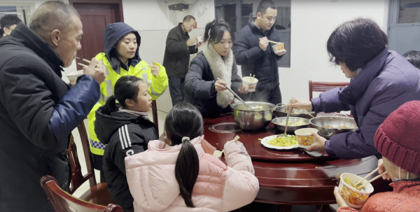 大雪冻住了湖北高速，却冻不住湖北人民的热心肠！