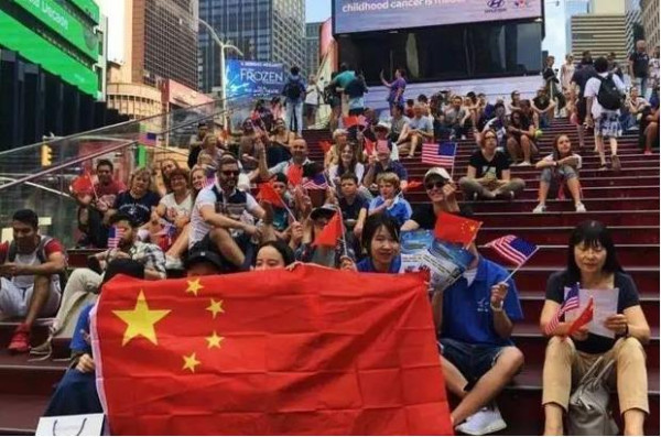 “美籍华人”遭美国驱逐出境，喊话我国：我们要恢复中国国籍！