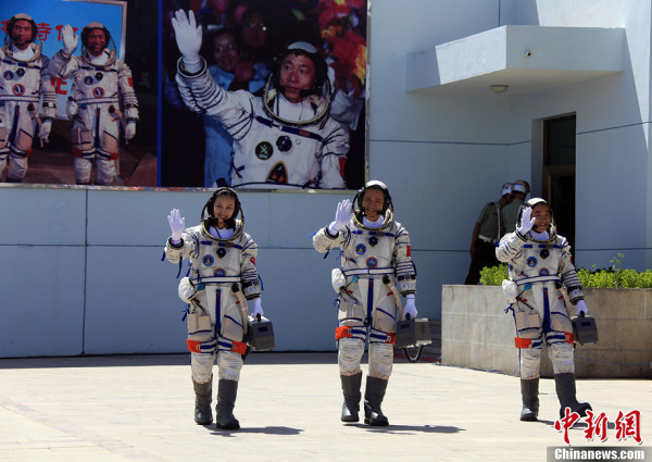 神舟十号载人飞船发射成功 习近平现场为航天员壮行