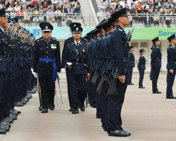 香港警方发出实弹警告！新警务处长将上任