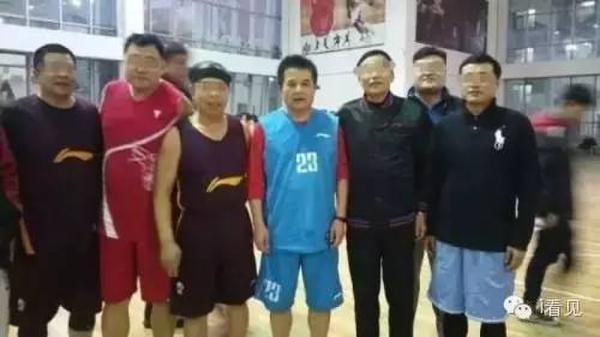 中华网社区：毕福剑鼠窜吉林，网友掷污物表达不满