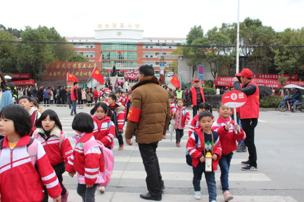 修水县委办开展学雷锋志愿服务主题党日活动