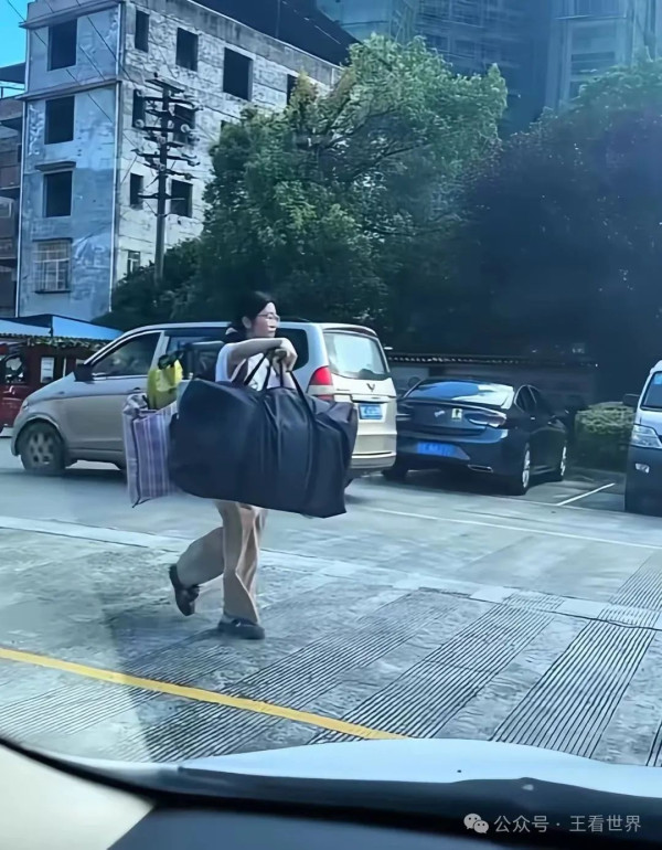 “扁担女孩”：高考后的另一道感人风景