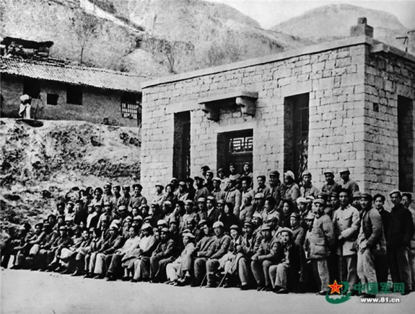 毛泽东决心亲自抓文艺界的问题，1942年延安文艺座谈会的台前幕后