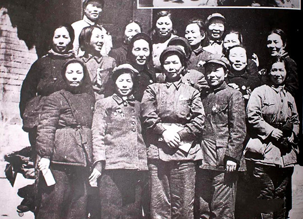 走在红军长征路上的孕妇们