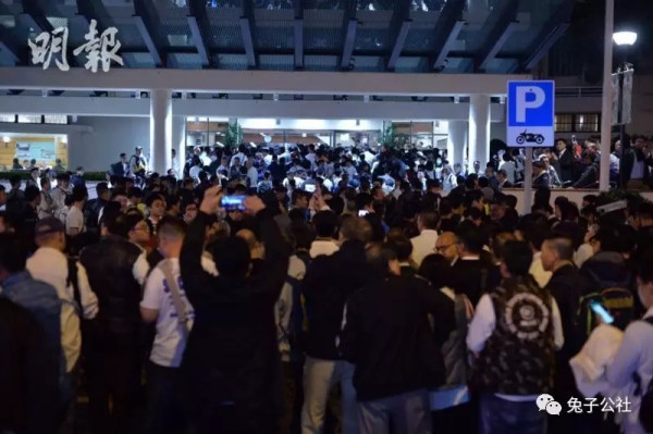 3.3万香港警察站出来了，希望730万市民都能站出来！(现场视频)