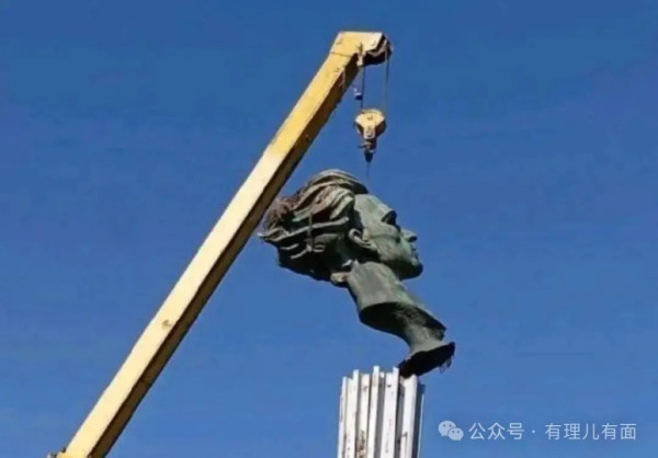 红场大阅兵让谁破了防？