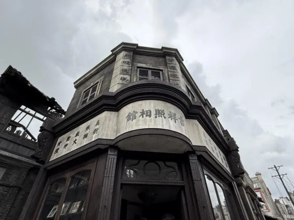 日军式伪善：给狗喂饭团，给人吃子弹
