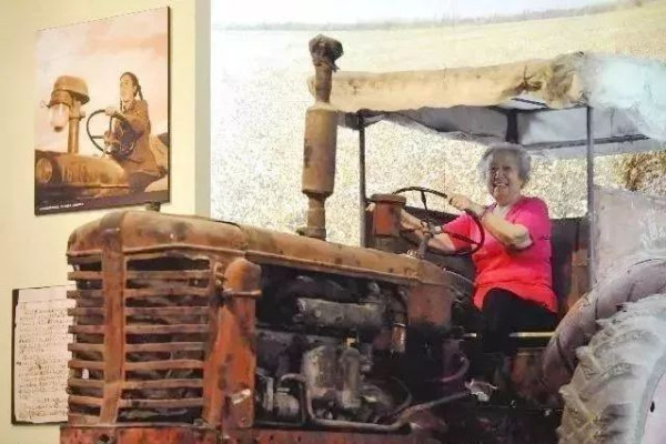 师伟：送别新中国第一位女拖拉机手----梁军