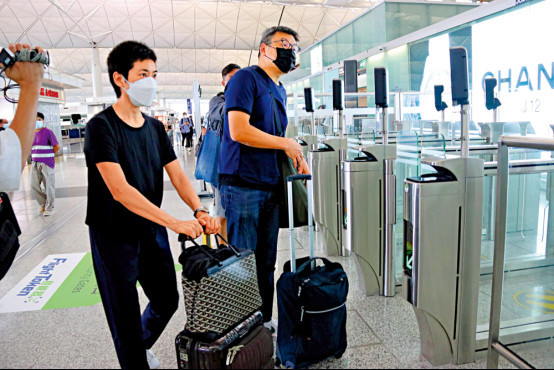 “港独”老板周小龙，移民英国当了垃圾工，患了抑郁症