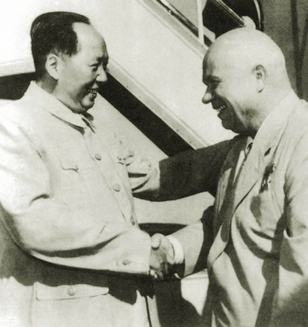 赫鲁晓夫全盘否定斯大林后，毛主席认为既揭了盖子也捅了娄子，继而认识到其政治品质不好