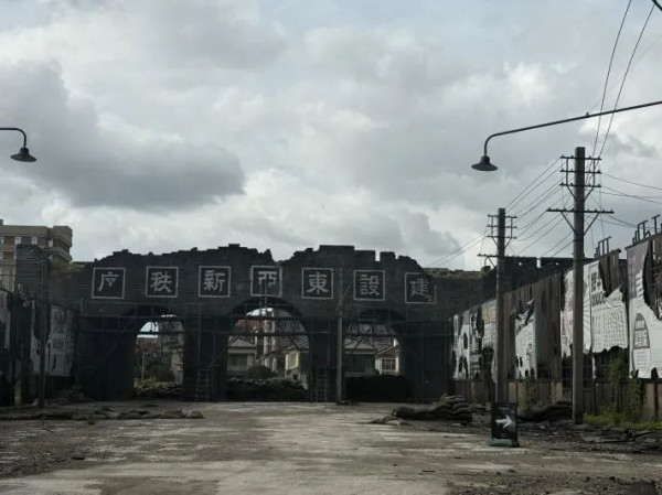 日军式伪善：给狗喂饭团，给人吃子弹