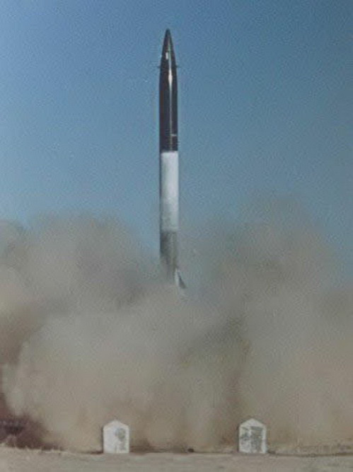 1966年，中国首次发射导弹核武器试验成功