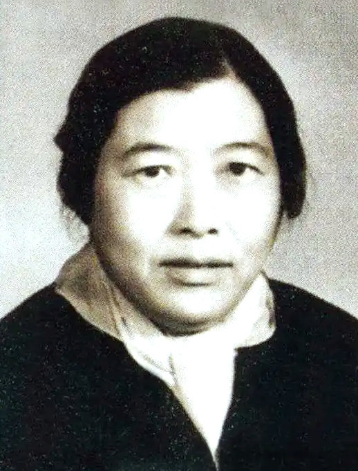 走在红军长征路上的孕妇们