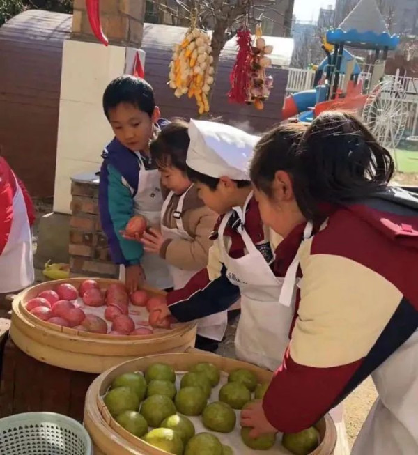 不折腾家长的徐州幼儿园，手工课居然教孩子炒菜做饭