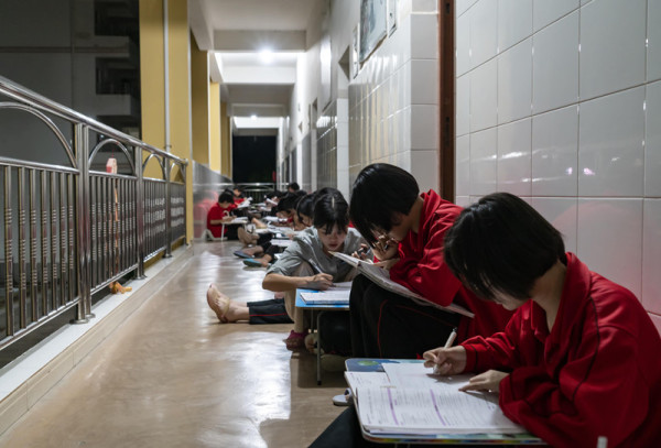 张桂梅的学生，大学毕业做了一个决定……