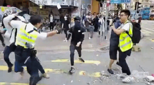 今早，香港一声枪响，市民在旁鼓掌